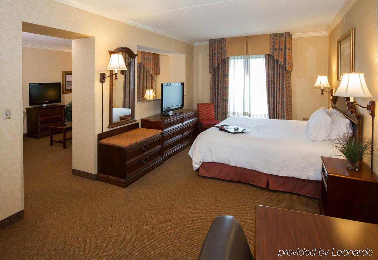 Hampton Inn Coventry-Warwick Area Room photo