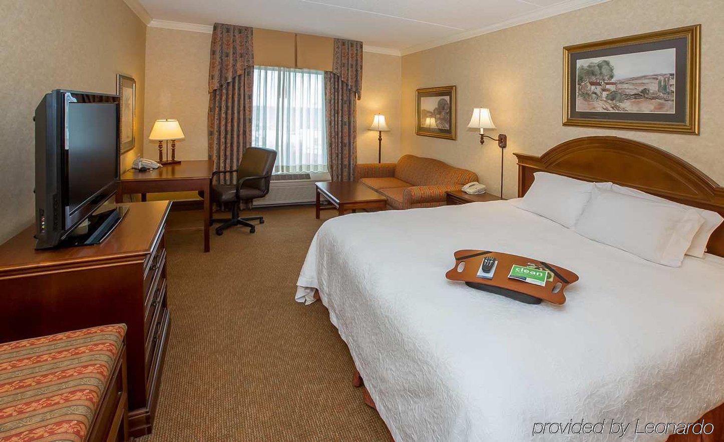 Hampton Inn Coventry-Warwick Area Room photo