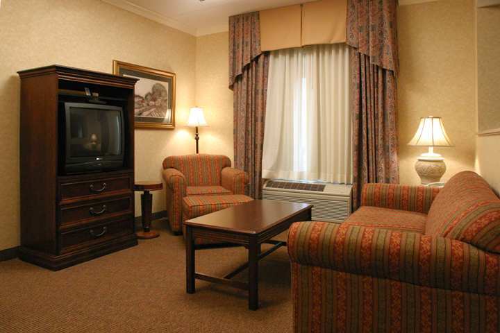 Hampton Inn Coventry-Warwick Area Room photo